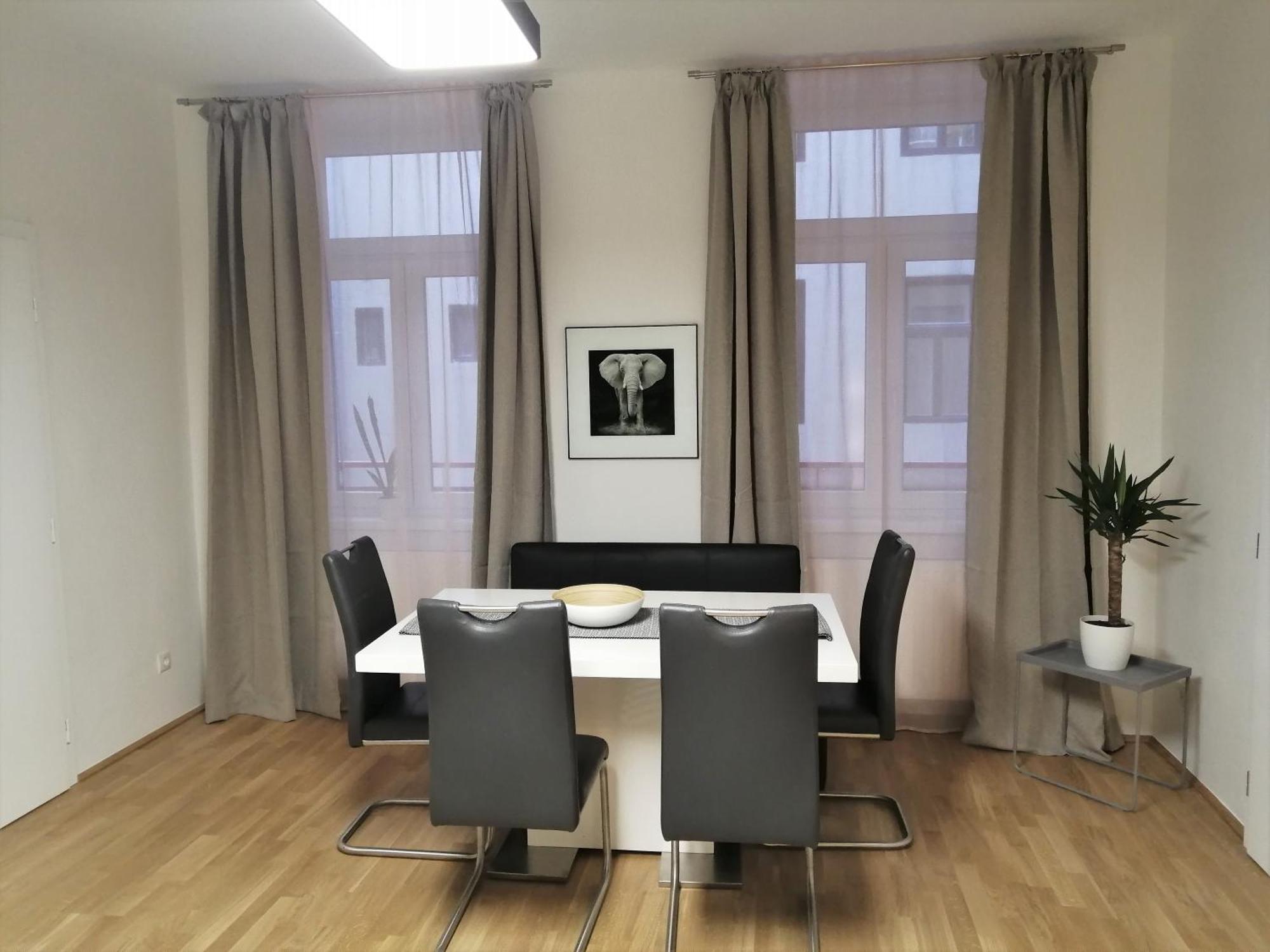 Near Yppenplatz & Brunnenmarkt Wenen